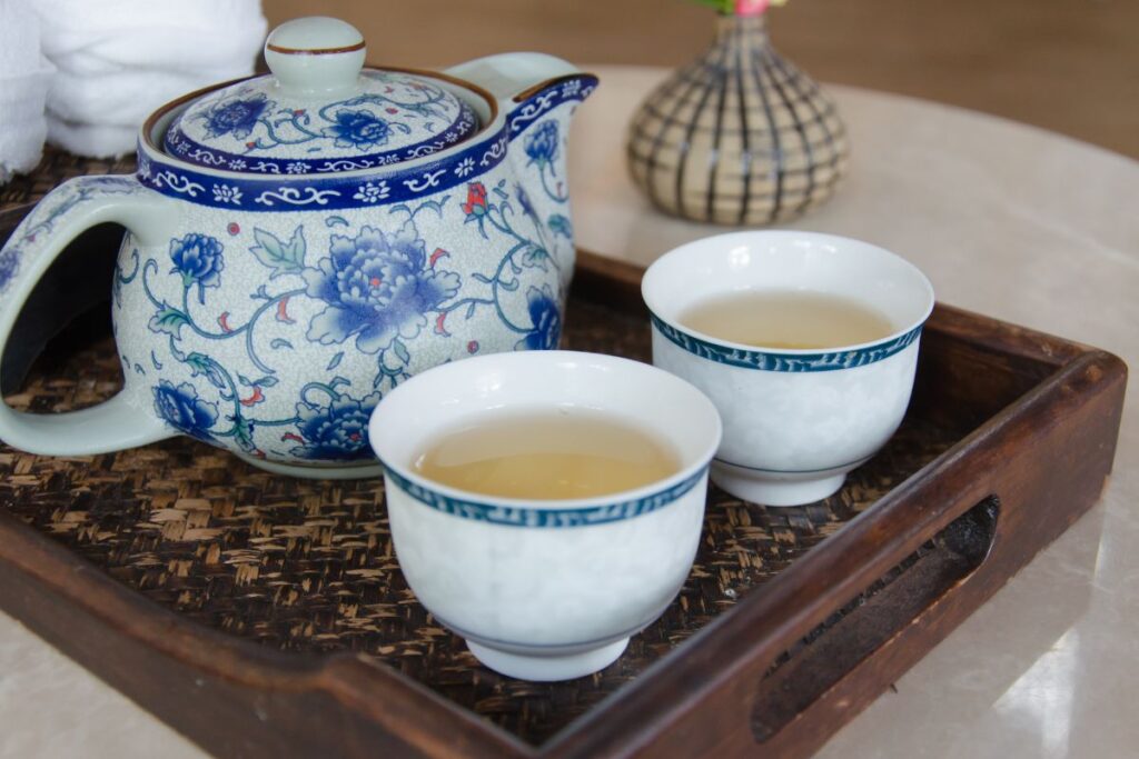 Selecionamos uma imagem simbólica para poder escrever sobre medicina tradicional chinesa e fertilidade. Na imagem, aparece um bule e duas xícaras de chá servidas.